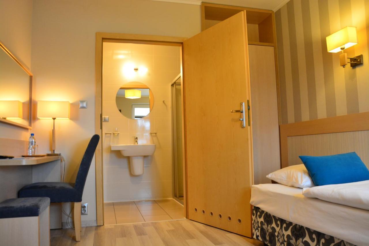 Restauracja 32 Motel Грифице Екстериор снимка
